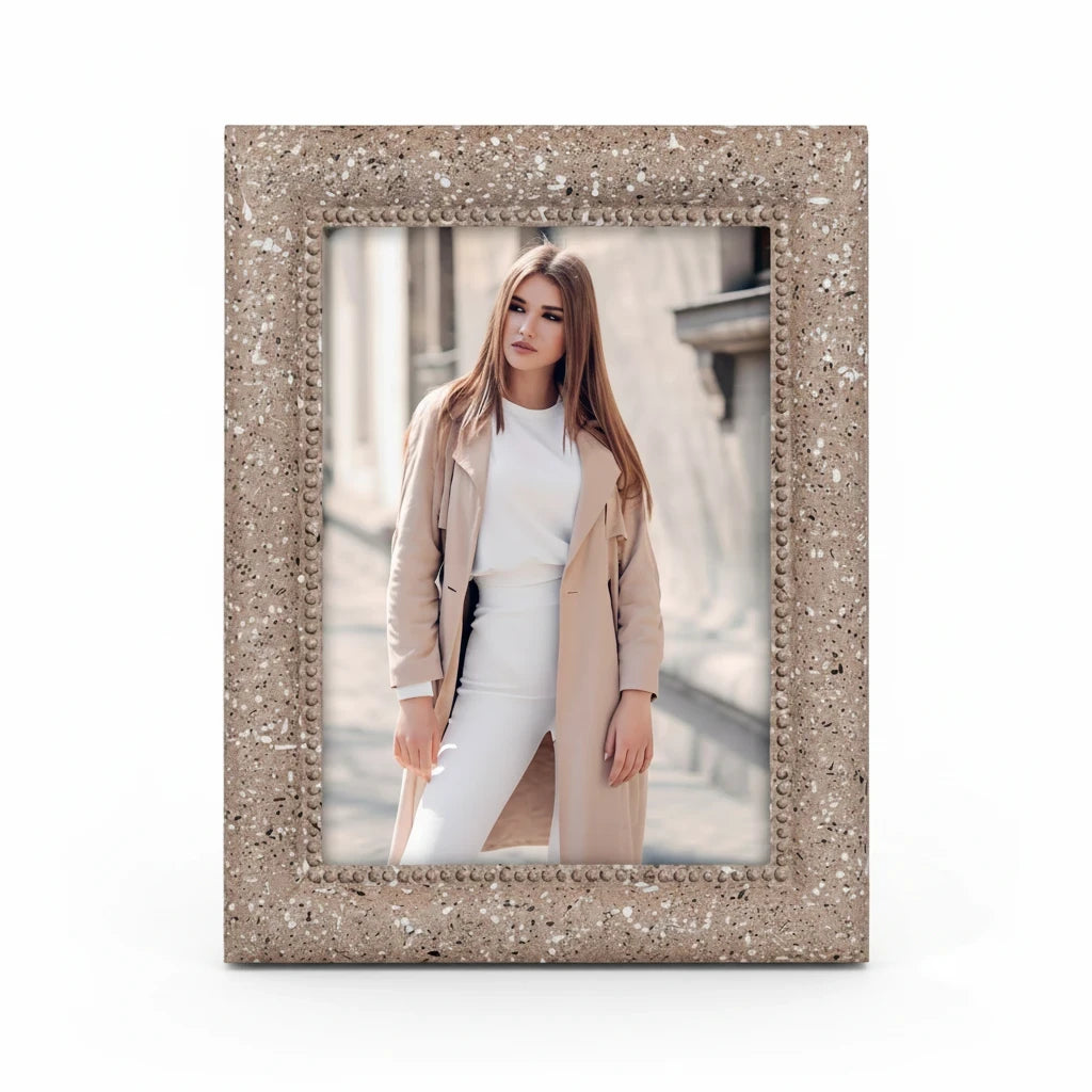 Cornice portafoto da tavolo FotoGrafica con finitura effetto granito beige e dettagli a rilievo per arredamento