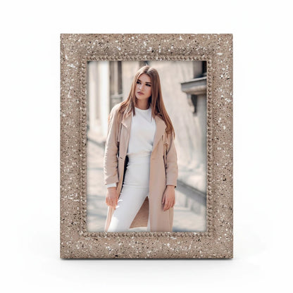 Cornice portafoto da tavolo FotoGrafica con finitura effetto granito beige e dettagli a rilievo per arredamento