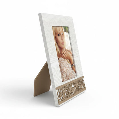 Cornice portafoto da tavolo FotoGrafica bianca con venature legno e decoro floreale intagliato color bronzo