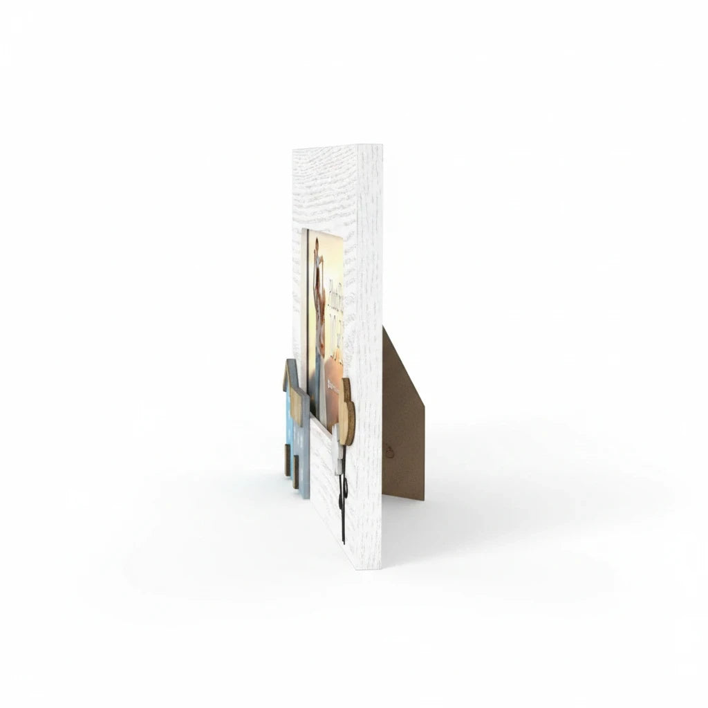 Cornice portafoto da tavolo FotoGrafica in legno bianco con decorazioni a forma di casette, vista laterale.