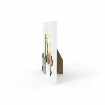 Cornice portafoto da tavolo FotoGrafica in legno bianco con decorazioni a forma di casette, vista laterale.