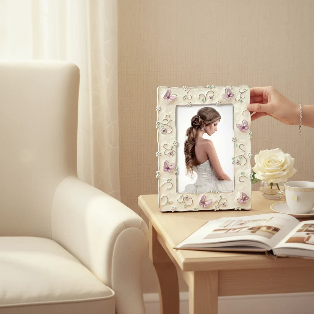 Cornice portafoto da tavolo FotoGrafica color crema con decorazioni floreali e farfalle in rilievo su mobiletto