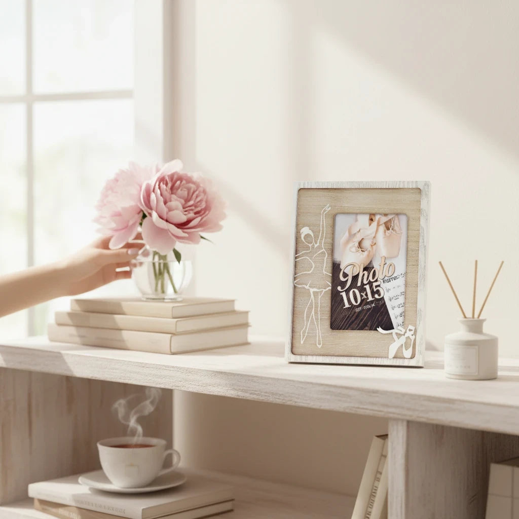 Cornice portafoto FotoGrafica 10x15 con decorazione ballerina per danza classica su mensola con fiori e libri