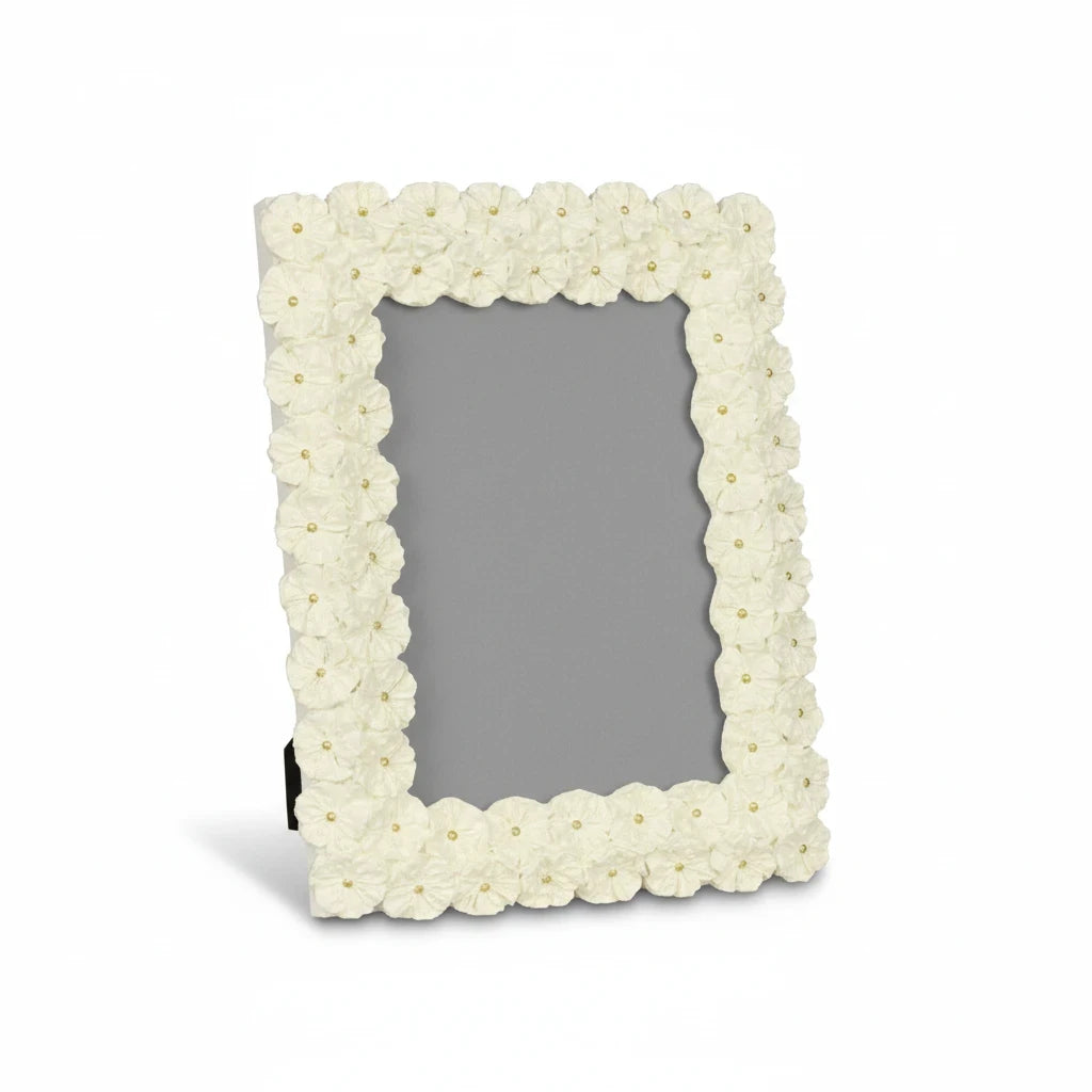 Cornice portafoto da tavolo FotoGrafica bianca decorata con piccoli fiori in rilievo e dettagli dorati centrali