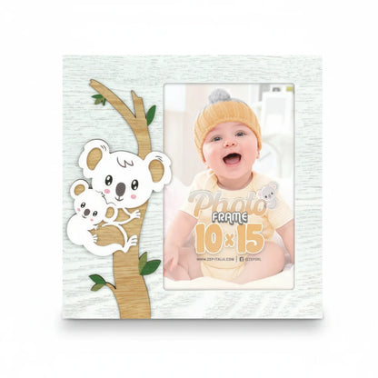 Cornice portafoto FotoGrafica per neonati con decorazione in legno a forma di koala su sfondo bianco effetto legno
