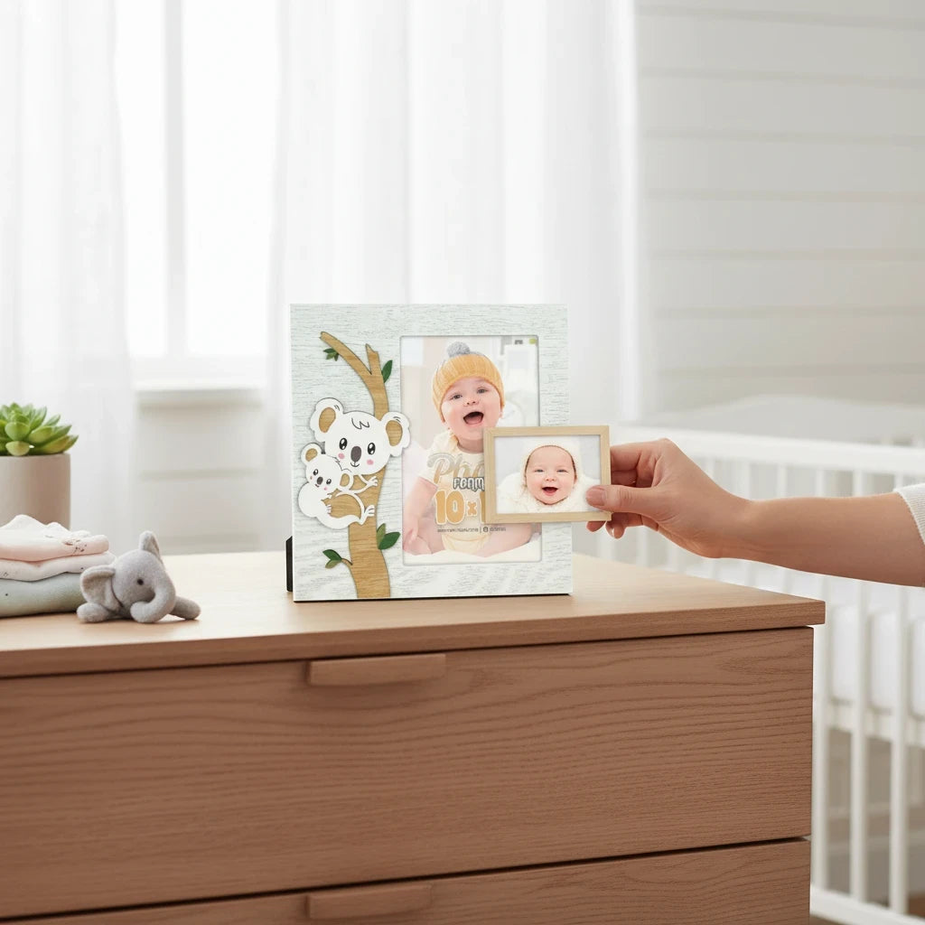 Cornice portafoto FotoGrafica per neonati con decorazione in legno a forma di koala su sfondo bianco effetto legno