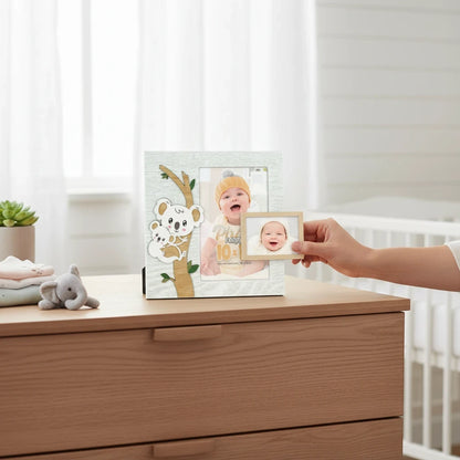 Cornice portafoto FotoGrafica per neonati con decorazione in legno a forma di koala su sfondo bianco effetto legno