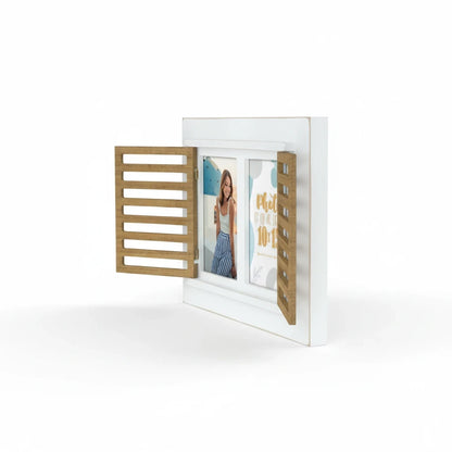 Cornice portafoto da tavolo FotoGrafica in legno bianco con ante a persiana in legno naturale, stile rustico