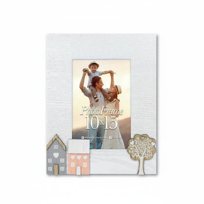 Cornice portafoto da tavolo FotoGrafica in legno bianco con decorazioni a forma di casette e albero, formato 10x15