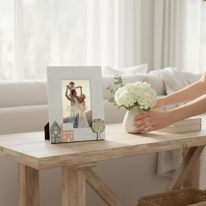 Cornice portafoto da tavolo FotoGrafica in legno bianco con decorazioni a forma di casette e albero per foto 10x15
