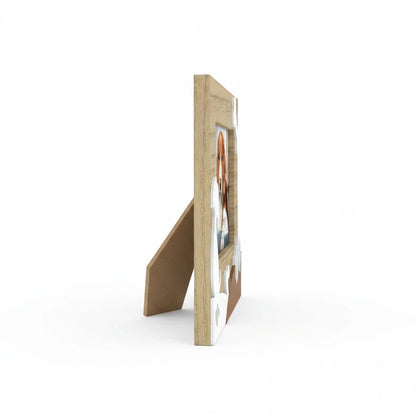 Cornice portafoto FotoGrafica in legno chiaro con decorazioni a tema cane, vista laterale su sfondo bianco