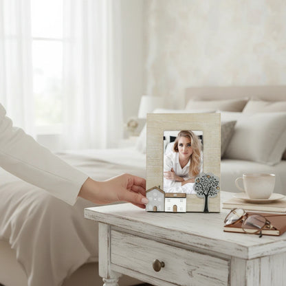 Cornice portafoto da tavolo FotoGrafica in legno chiaro con decorazioni a forma di casette e albero in camera da letto