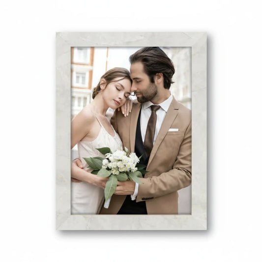 Cornice portafoto da tavolo FotoGrafica con finitura effetto marmo bianco, elegante e dal design minimalista.