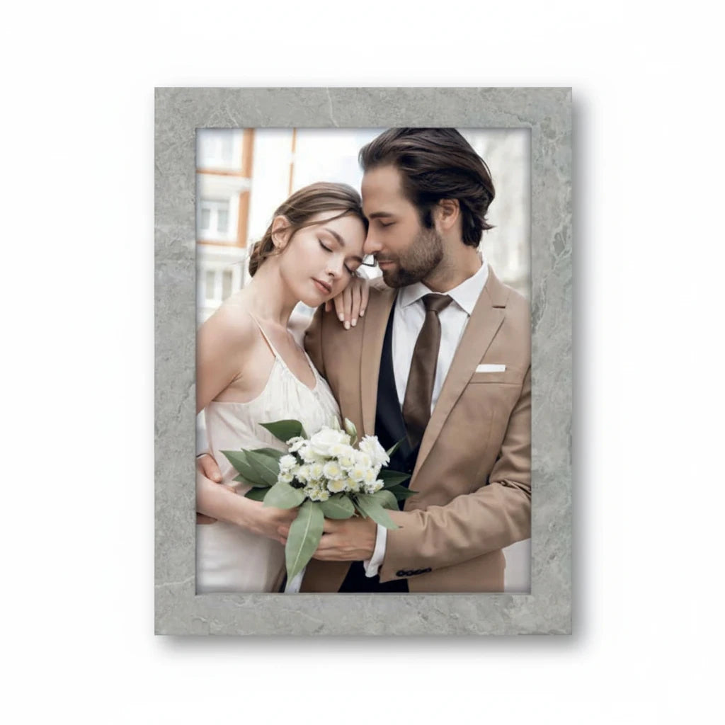 Cornice portafoto da tavolo FotoGrafica con finitura effetto marmo grigio contenente una foto di una coppia di sposi