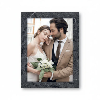 Cornice portafoto da tavolo FotoGrafica con finitura effetto marmo scuro, ideale per foto di matrimonio