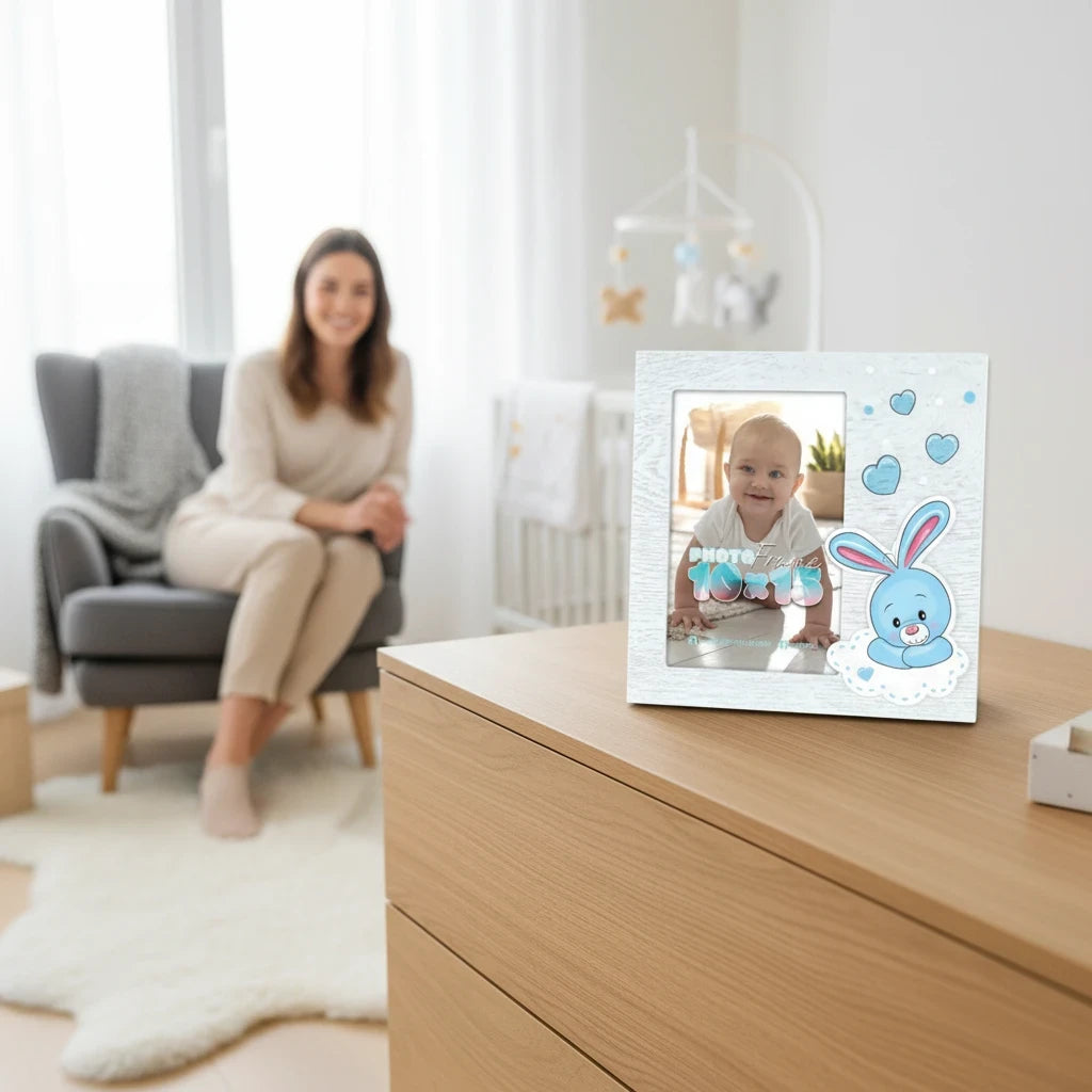 Cornice portafoto FotoGrafica per nascita con decorazione a coniglietto azzurro su sfondo bianco per cameretta neonato