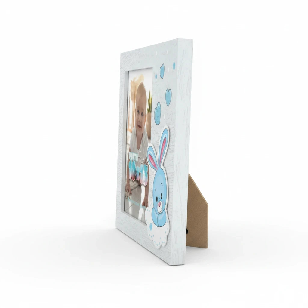 Cornice portafoto FotoGrafica per neonati in legno bianco con decorazione a forma di coniglietto azzurro e cuori