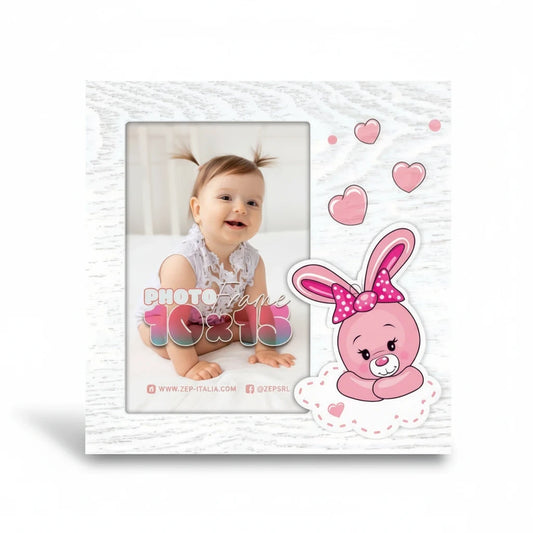 Cornice portafoto FotoGrafica per neonati con finitura effetto legno bianco, decorata con un coniglietto rosa e cuori
