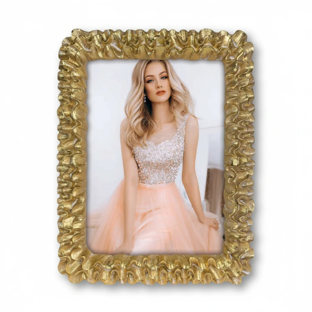 Cornice portafoto da tavolo FotoGrafica color oro con bordo lavorato a rilievo e design elegante