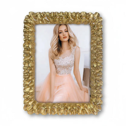 Cornice portafoto da tavolo FotoGrafica color oro con bordo lavorato a rilievo e design elegante