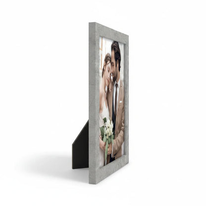 Cornice portafoto da tavolo FotoGrafica con finitura effetto pietra grigia e supporto posteriore nero