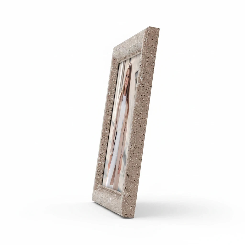 Cornice portafoto da tavolo FotoGrafica con finitura effetto pietra granulata, design elegante e moderno