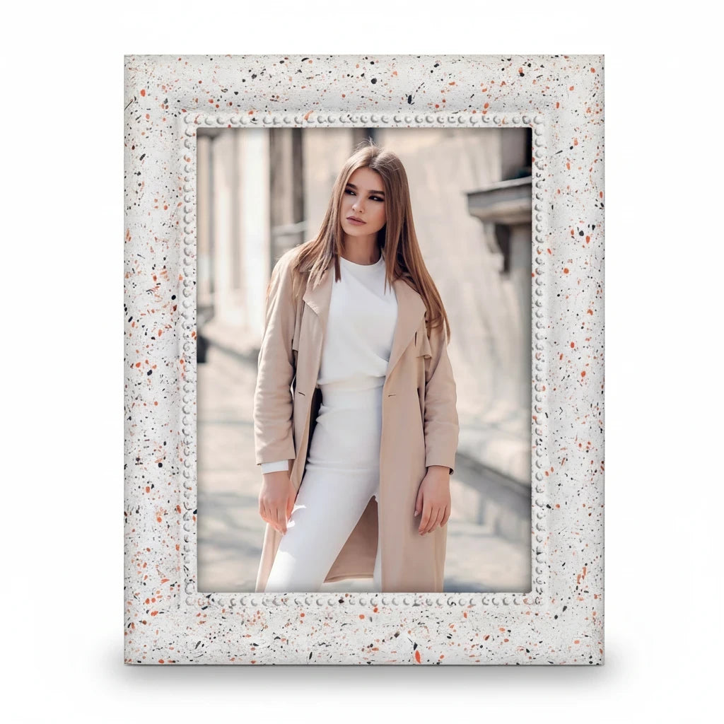 Cornice portafoto da tavolo FotoGrafica con finitura effetto terrazzo bianco e dettagli colorati per arredamento