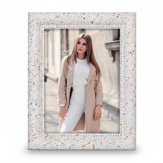 Cornice portafoto da tavolo FotoGrafica con finitura effetto terrazzo bianco e dettagli colorati per arredamento