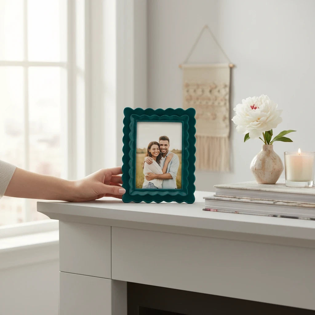 Cornice portafoto da tavolo FotoGrafica verde smeraldo con bordo ondulato decorativo su mobile bianco