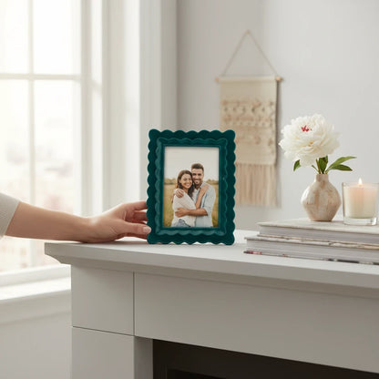 Cornice portafoto da tavolo FotoGrafica verde smeraldo con bordo ondulato decorativo su mobile bianco