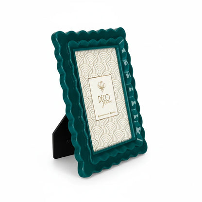 Cornice portafoto da tavolo FotoGrafica in ceramica verde petrolio con bordo ondulato elegante