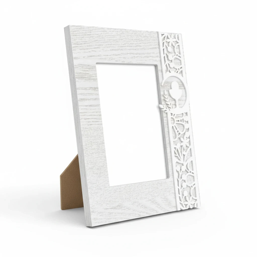 Cornice portafoto FotoGrafica bianca 10x15 per Prima Comunione con decorazioni intagliate a tema religioso
