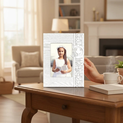 Cornice portafoto FotoGrafica per Prima Comunione 10x15 cm in legno bianco con decoro traforato a tema religioso