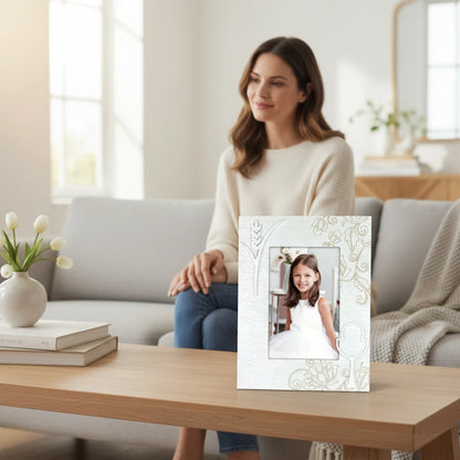 Cornice portafoto FotoGrafica per Prima Comunione 10x15 cm con decorazioni floreali e spiga su tavolo in legno