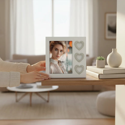 Cornice da tavolo FotoGrafica bianca in legno con tre cuori decorativi, ideale per foto romantiche su mobile