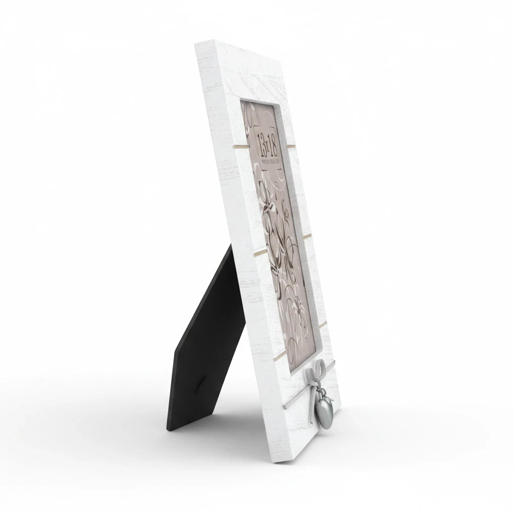 Cornice da tavolo FotoGrafica Love in legno bianco con decorazione a cuore, vista laterale su sfondo bianco