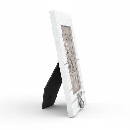 Cornice da tavolo FotoGrafica Love in legno bianco con decorazione a cuore, vista laterale su sfondo bianco