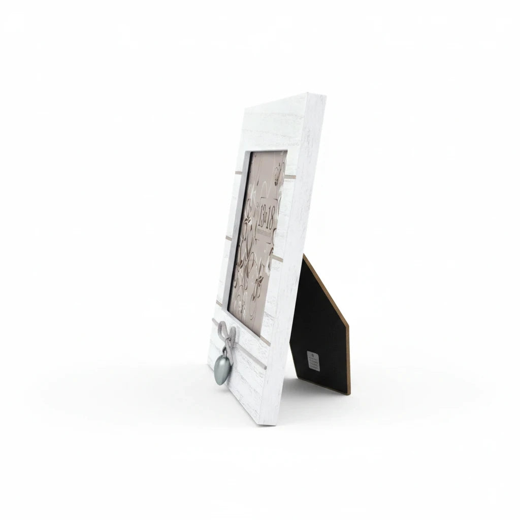 Cornice da tavolo FotoGrafica Love in legno bianco con decorazione a cuore, vista laterale su sfondo bianco