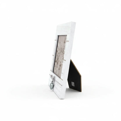 Cornice da tavolo FotoGrafica Love in legno bianco con decorazione a cuore, vista laterale su sfondo bianco