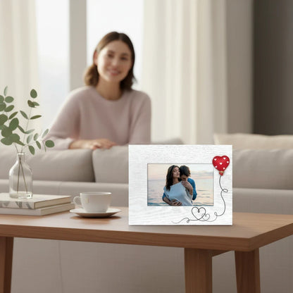 Cornice da tavolo FotoGrafica in legno bianco con decorazione a cuore rosso e filo a forma di cuore per foto