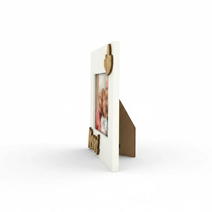 Cornice da tavolo FotoGrafica in legno bianco con scritta decorativa, vista laterale per foto di famiglia