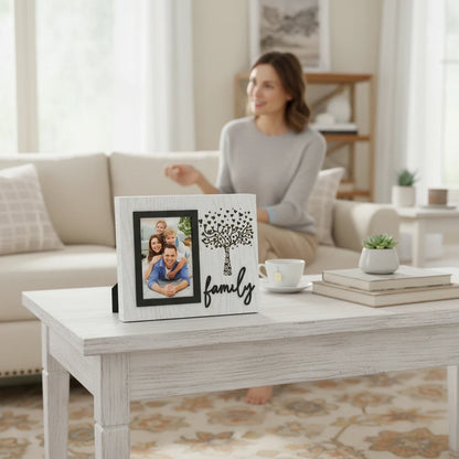 Cornice da tavolo FotoGrafica in legno bianco con scritta Family e decoro ad albero, ideale per foto di famiglia