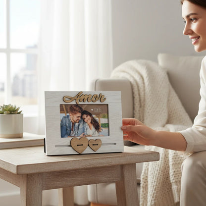 Cornice da tavolo FotoGrafica in legno bianco con scritta Amor e cuori decorativi, ideale per foto 10x15