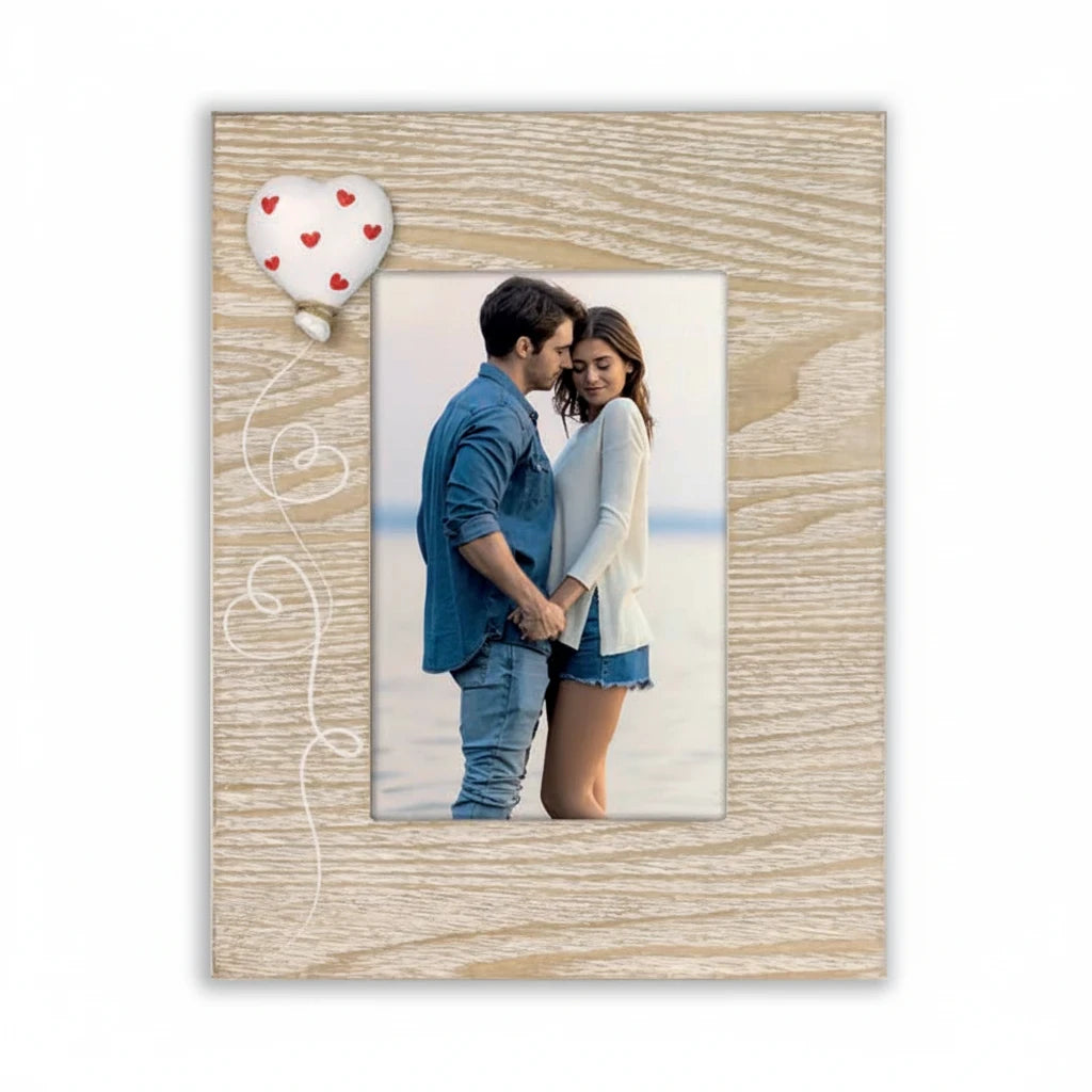 Cornice da tavolo FotoGrafica in legno chiaro con decorazione a forma di cuore e palloncino per foto romantiche