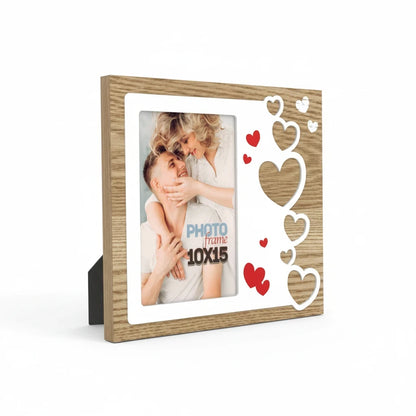 Cornice da tavolo FotoGrafica Love in legno con decorazioni a forma di cuore bianche e rosse per foto 10x15