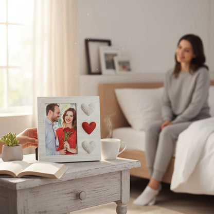 Cornice da tavolo FotoGrafica in legno bianco con decorazioni a cuore, ideale per foto romantiche in camera da letto.