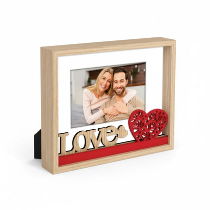 Cornice da tavolo FotoGrafica in legno chiaro con scritta Love e cuore rosso traforato per foto di coppia