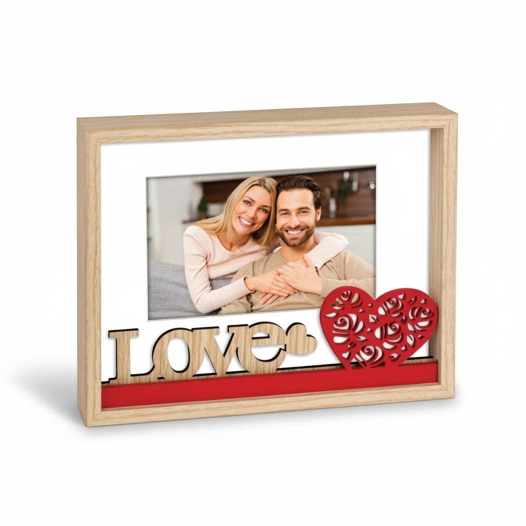 Cornice da tavolo FotoGrafica in legno chiaro con scritta Love e cuore rosso traforato per foto di coppia