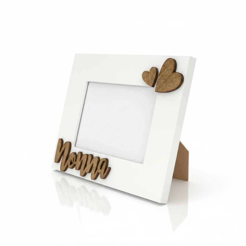 Cornice da tavolo FotoGrafica bianca in legno con scritta Nonna e decorazioni a cuore in legno scuro