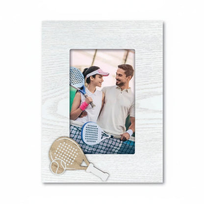 Cornice portafoto FotoGrafica in legno bianco con decorazioni a tema tennis e padel per foto 10x15 cm